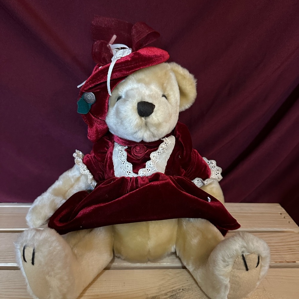 Vintage 1997 Plush PIckford Brass Button Pearl Bear of Wealth 9”. “Pearl”